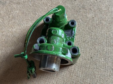 John Deere 6910 Korpus filtra oleju z Przełącznikiem ciśnienia R95850 RE212878-1