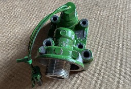 John Deere 6910 Korpus filtra oleju z Przełącznikiem ciśnienia R95850 RE212878