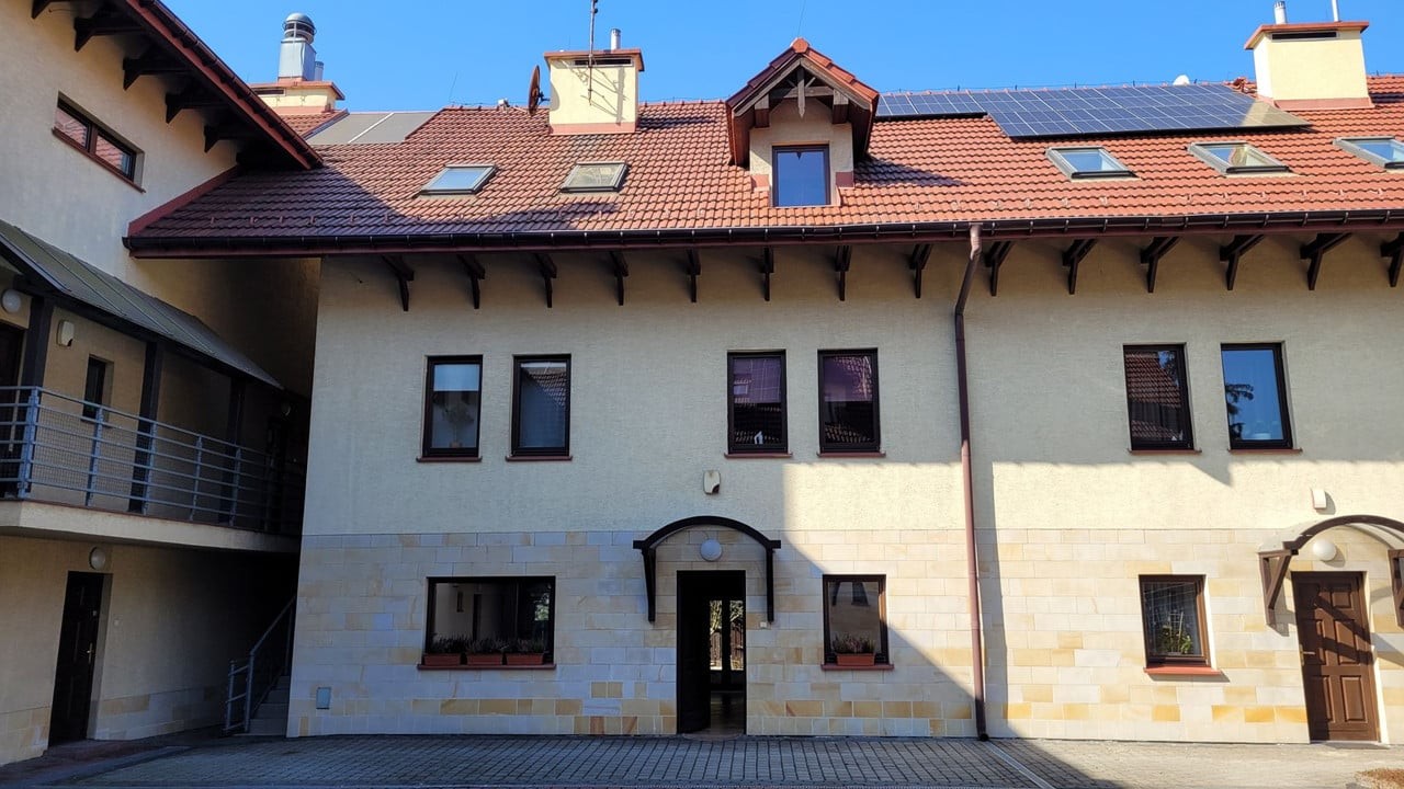 Szeregówka z ogródkiem i garażem w zielonej zacisznej lokalizacji