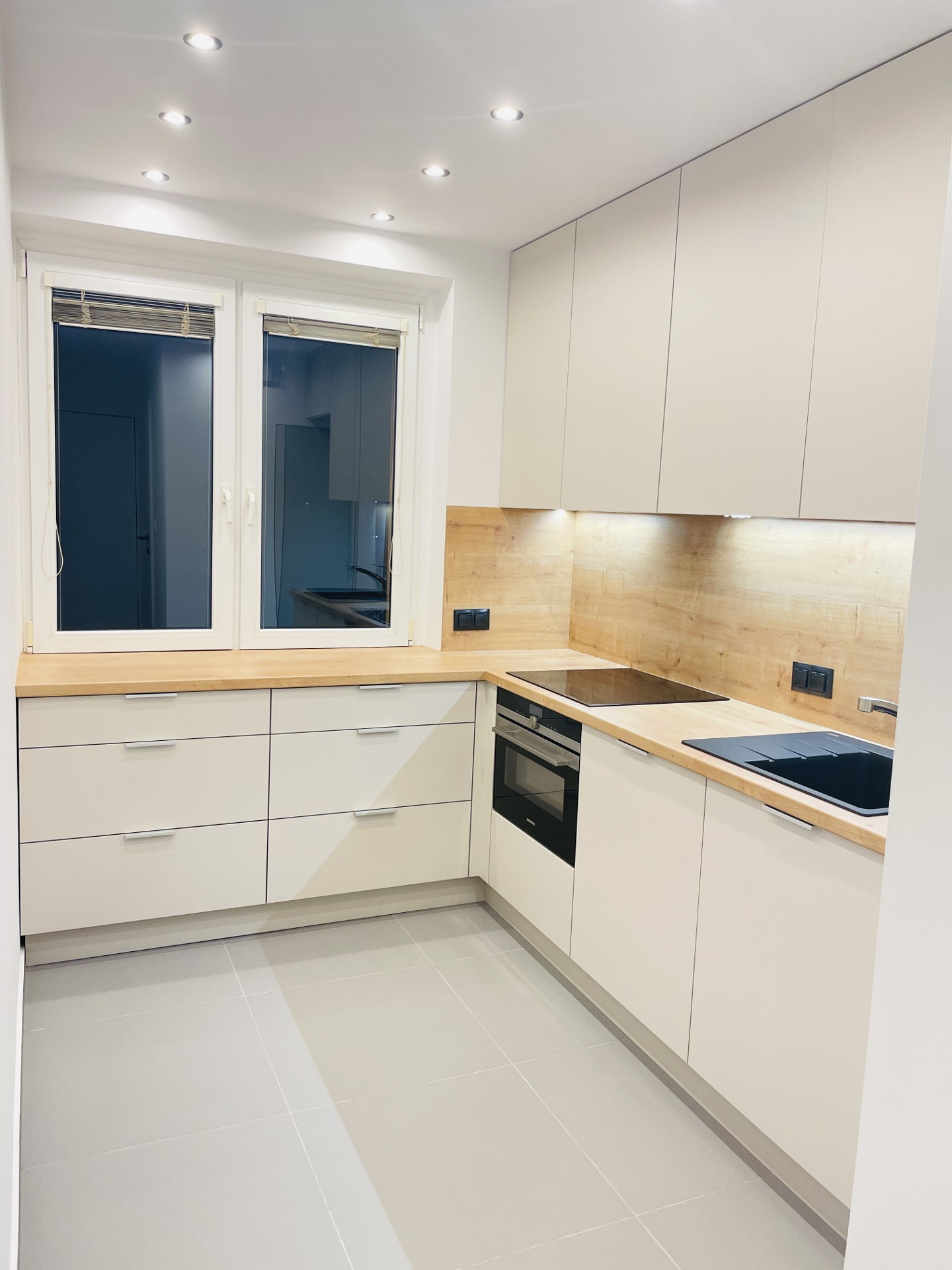 Łódź - Retkinia - 2 Piętro - Mieszkanie 54,5 m2 po generalnym remoncie z wyposażeniem, dużym balkonem i komórką lokatorską.