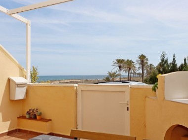 Luksusowe mieszkanie w pierwszej linii brzegowej z tarasem i widokiem na morze-1