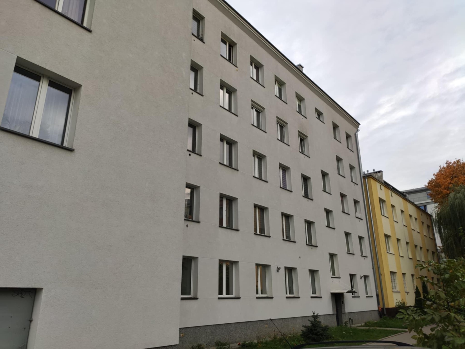 Kawalerka z oddzielną kuchnią w kamienicy do generalnego remontu – další