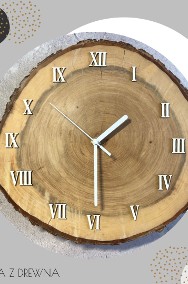 Drewniany zegar ścienny z plastra drewna 30 cm, białe dodatki -2