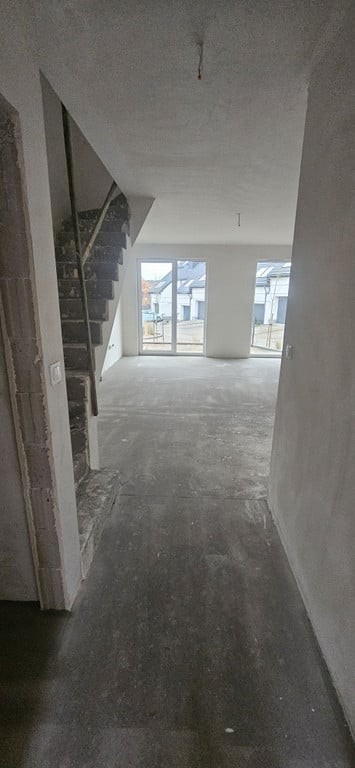 Słoneczny dwupoziomowy dom z wielkim ogrodem i potencjałem - Więcej