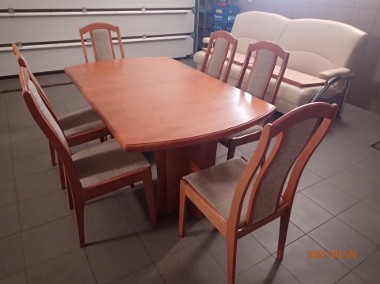 solidny stół z krzesłami-1