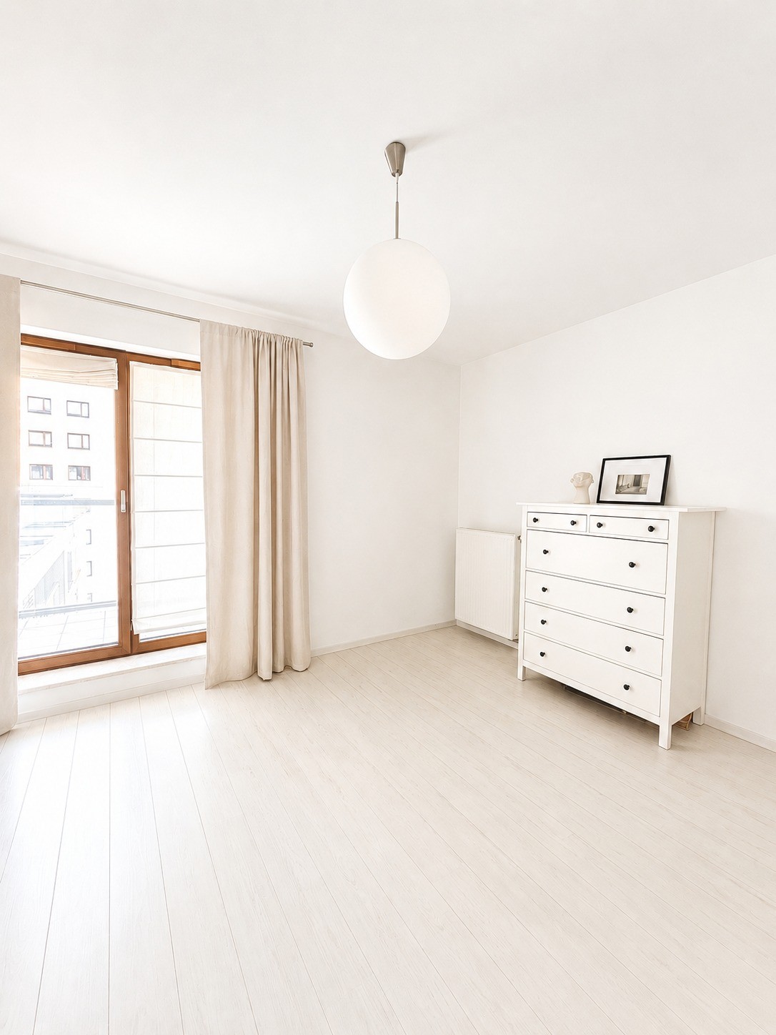 Jasna kawalerka, wysokie okna, duży balkon, garaż, otwarta przestrzeń - Widok 3