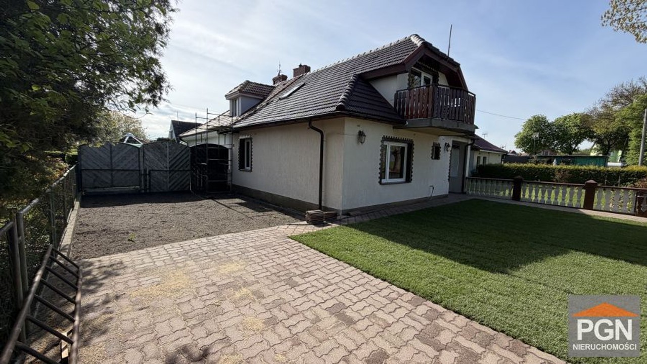 Dom segment z własną dziąłką i garażem blisko morz