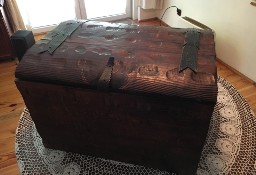 Piękny kufer drewniany.