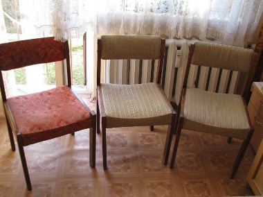 Stare, solidne, drewniane krzesła tapicerowane PRL 3 szt  -1