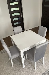Zestaw stołu i krzeseł z pokrowcami-2