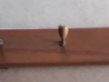 Drewniany wiszący wieszak z głębokiego PRL-u; deseczka 57x8x2 cm-1