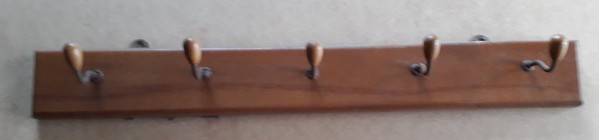Drewniany wiszący wieszak z głębokiego PRL-u; deseczka 57x8x2 cm