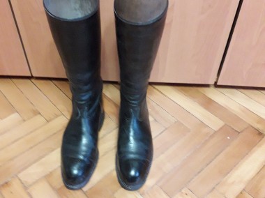 Czarne skórzane buty z cholewami, typu oficerki, na prawidłach-1