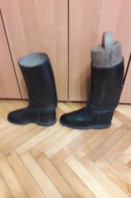 Czarne skórzane buty z cholewami, typu oficerki, na prawidłach-2