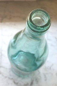 Stara przedwojenna butelka z szkła w odcieniu zieleni-3
