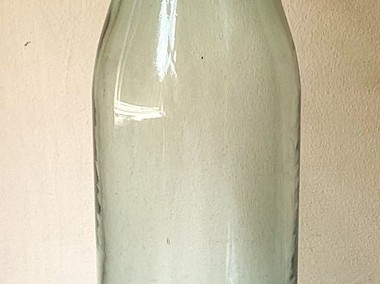 Stara przedwojenna butelka z szkła w odcieniu zieleni-1