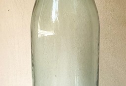 Stara przedwojenna butelka z szkła w odcieniu zieleni