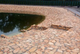 Kamień na skarpy oczka wodnego stawu zbiornika retencyjnego 