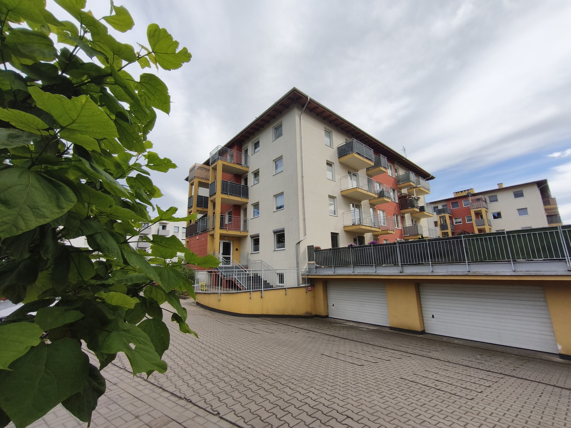 Mieszkanie z balkonem i garażem – pohled 3
