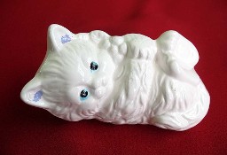 Kot - młody kociak leżący - porcelana - 5 x 10 x 5 cm