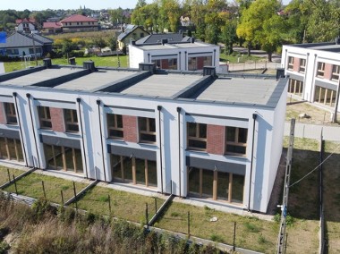 <p>Nowoczesny lokal z ogródkiem</p>-1