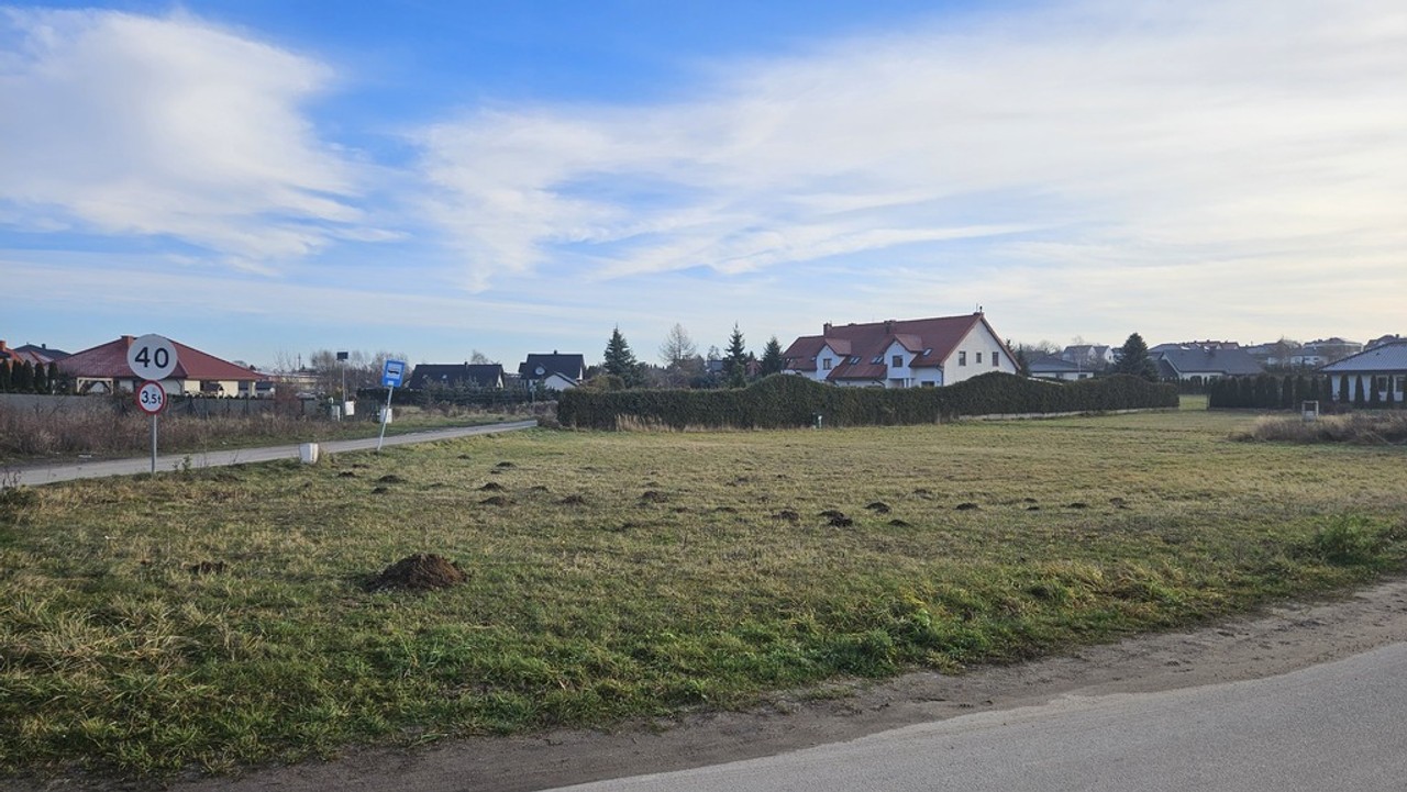 Kalinówka, 23ar, budowlana, media - Więcej