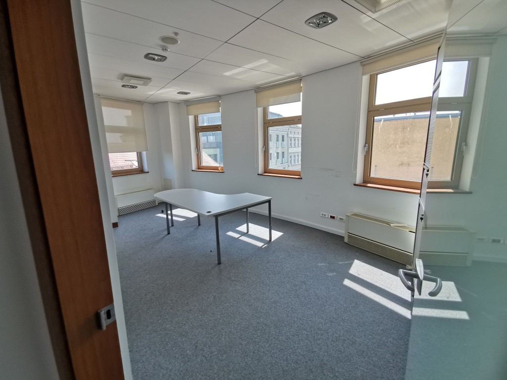 Obiekt handlowo-biurowy 1884 m² na sprzedaż – pohled 3