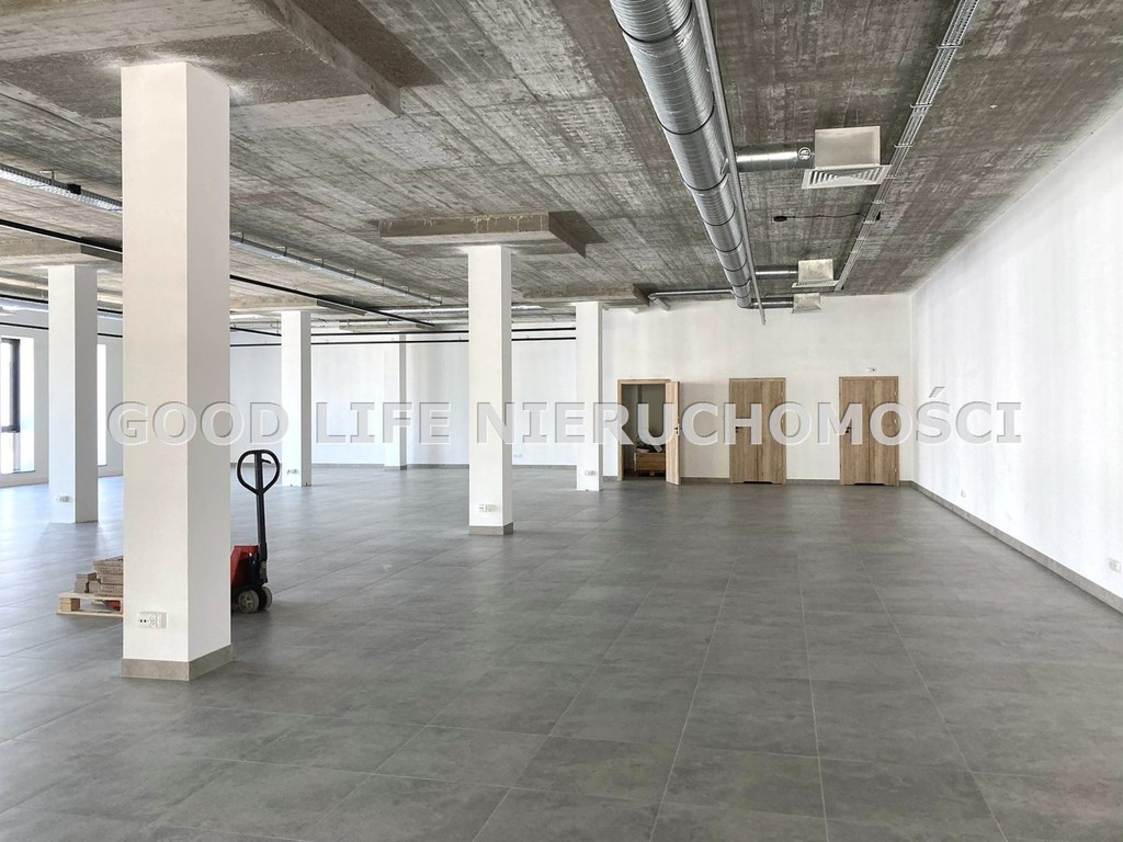 duzy parking, stacja ładowania elektrycznego, nowy - Widok 5