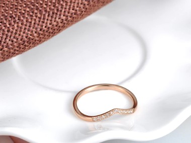 Nowy drobny pierścionek stal szlachetna obrączka złoty kolor białe cyrkonie-1
