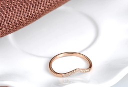 Nowy drobny pierścionek stal szlachetna obrączka złoty kolor białe cyrkonie