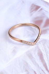 Nowy drobny pierścionek stal szlachetna obrączka złoty kolor białe cyrkonie-2