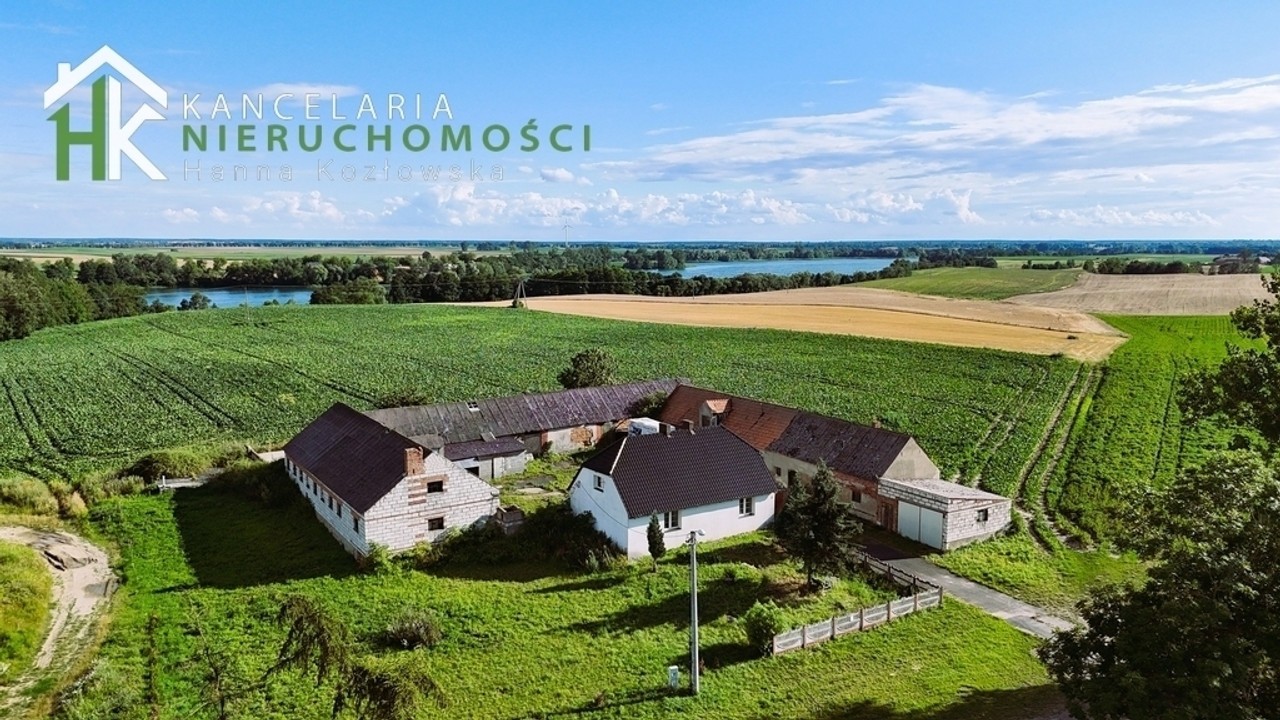 Dom wolnostojący w pobliżu jeziora