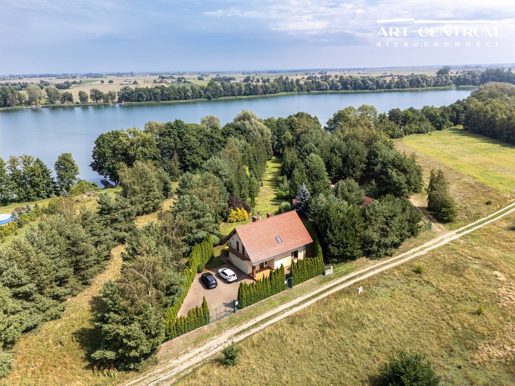 Dom z linią brzegową i prywatnym pomostem