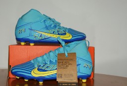 BUTY PIŁKARSKIE NIKE JR MERCURIAL SUPERFLY 9 CLUB KM FG/MG 37,5 DO9789 400