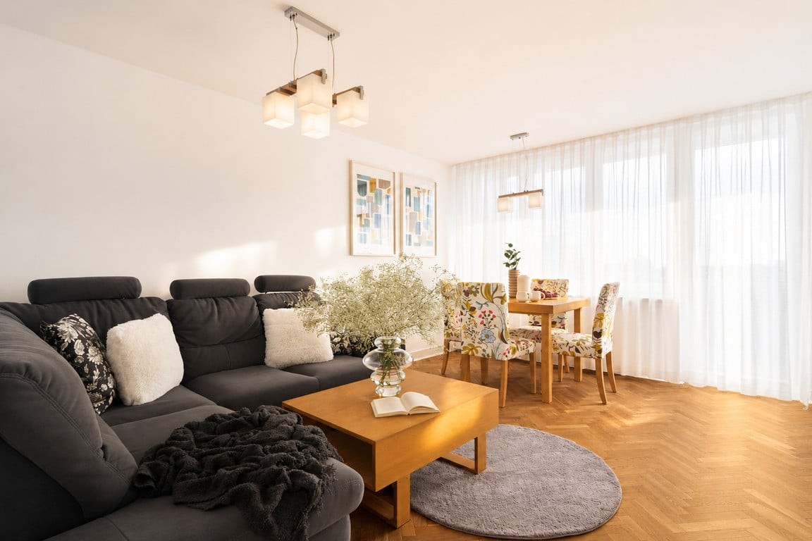 3 pokoje z oddzielną kuchnią i dużym balkonem | pod wejściem do Metra – pohled 4