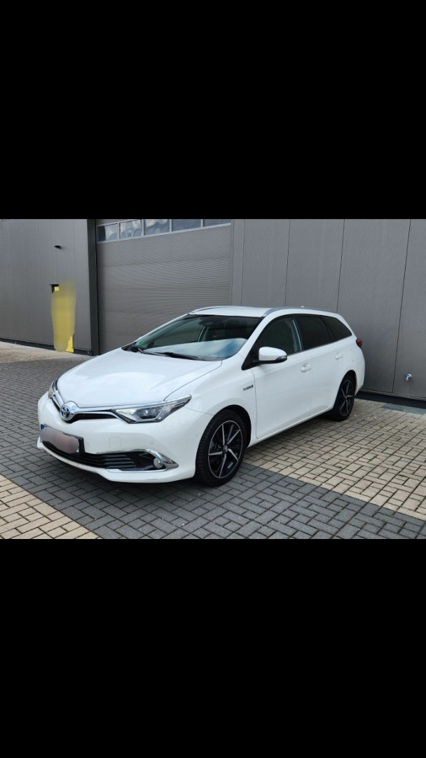 Toyota Auris II TOYOTA AURIS SPORTS TOURIER HYBRID 1.8 Benzyna 99KM 2017r