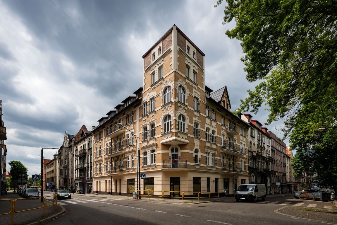 Dwupoziomowe w odrestaurowanej kamienicy w centrum
