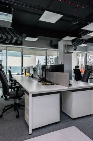 Przestrzeń biurowa w noweczesnym budynku-2