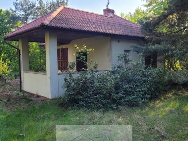 Mały domek murowany w gminie Chynów.-1