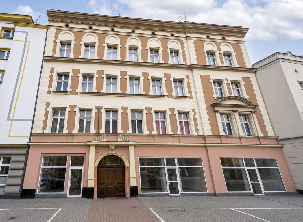Duża witryna I Ruchliwa ulica I Centralne miejskie – pohled 2