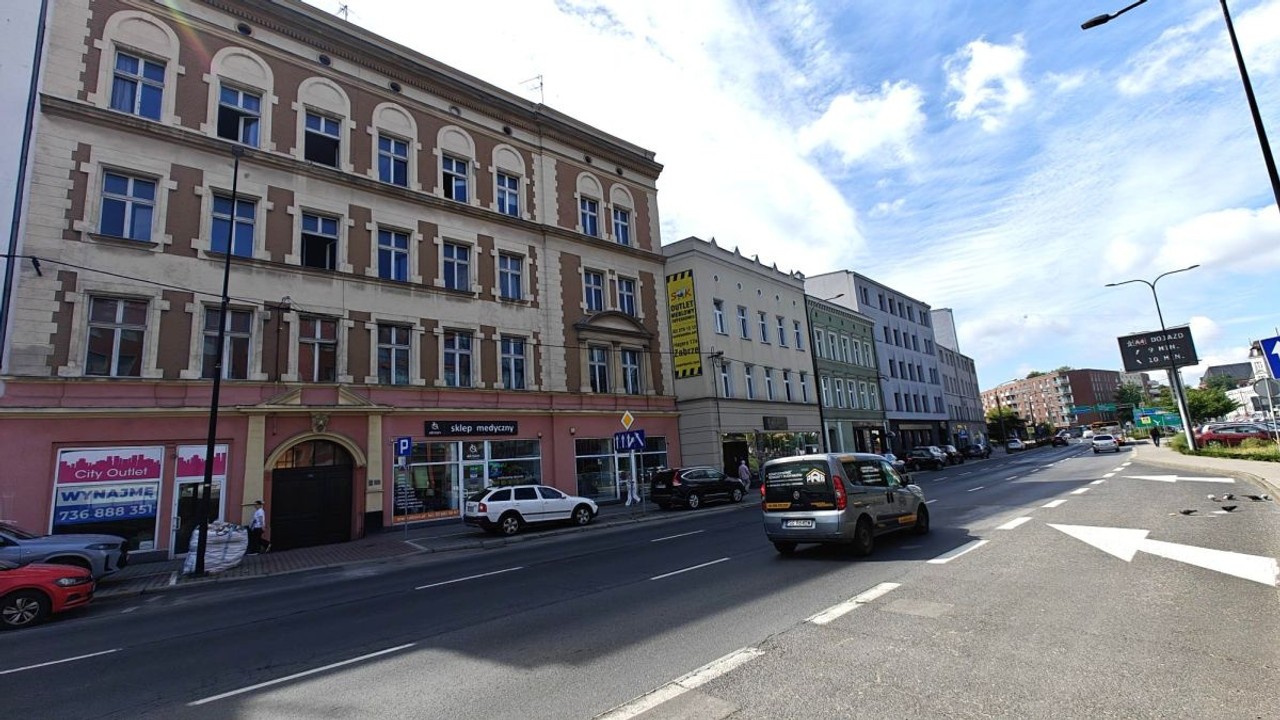 Duża witryna I Ruchliwa ulica I Centralne miejskie – pohled 4