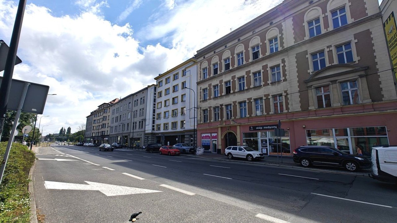 Duża witryna I Ruchliwa ulica I Centralne miejskie – pohled 5