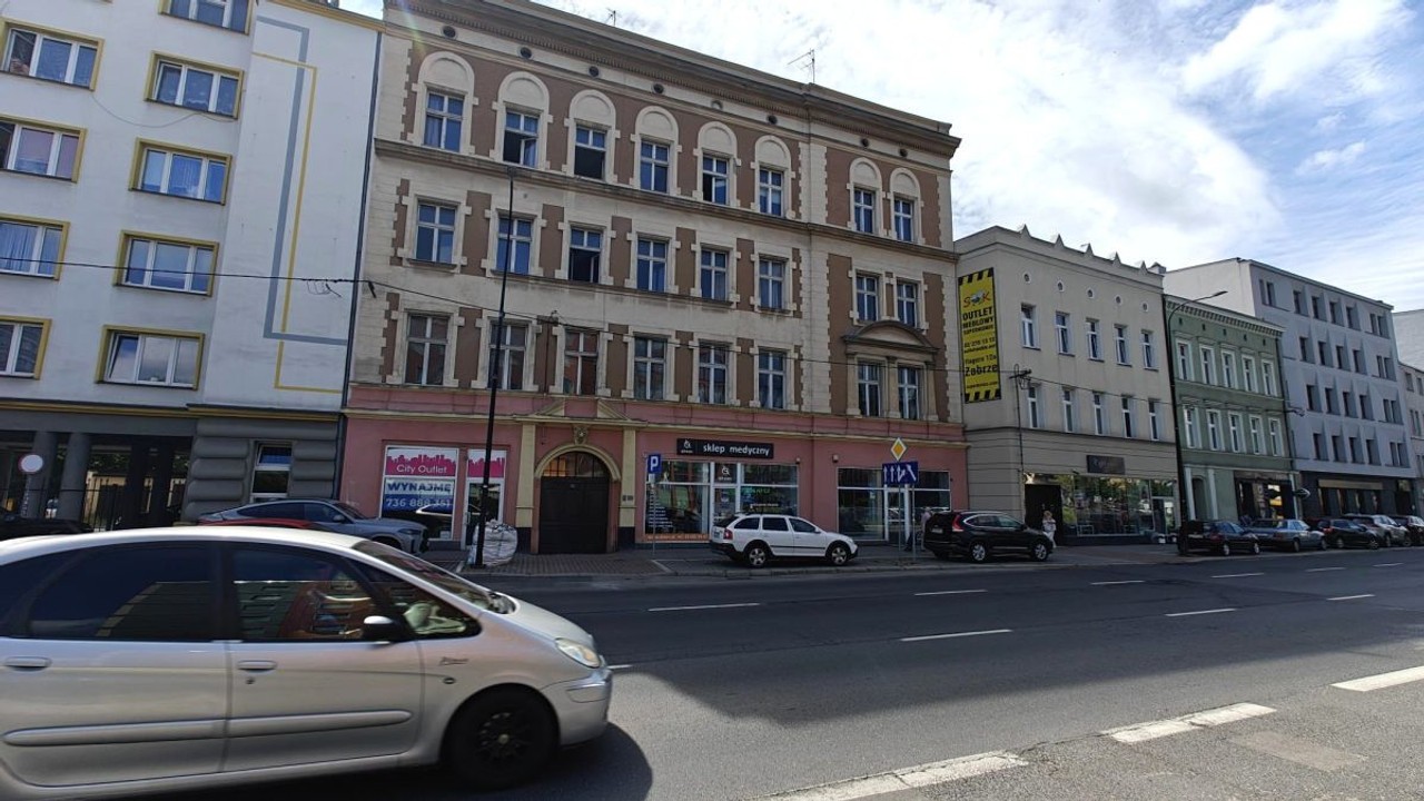 Duża witryna I Ruchliwa ulica I Centralne miejskie – pohled 6