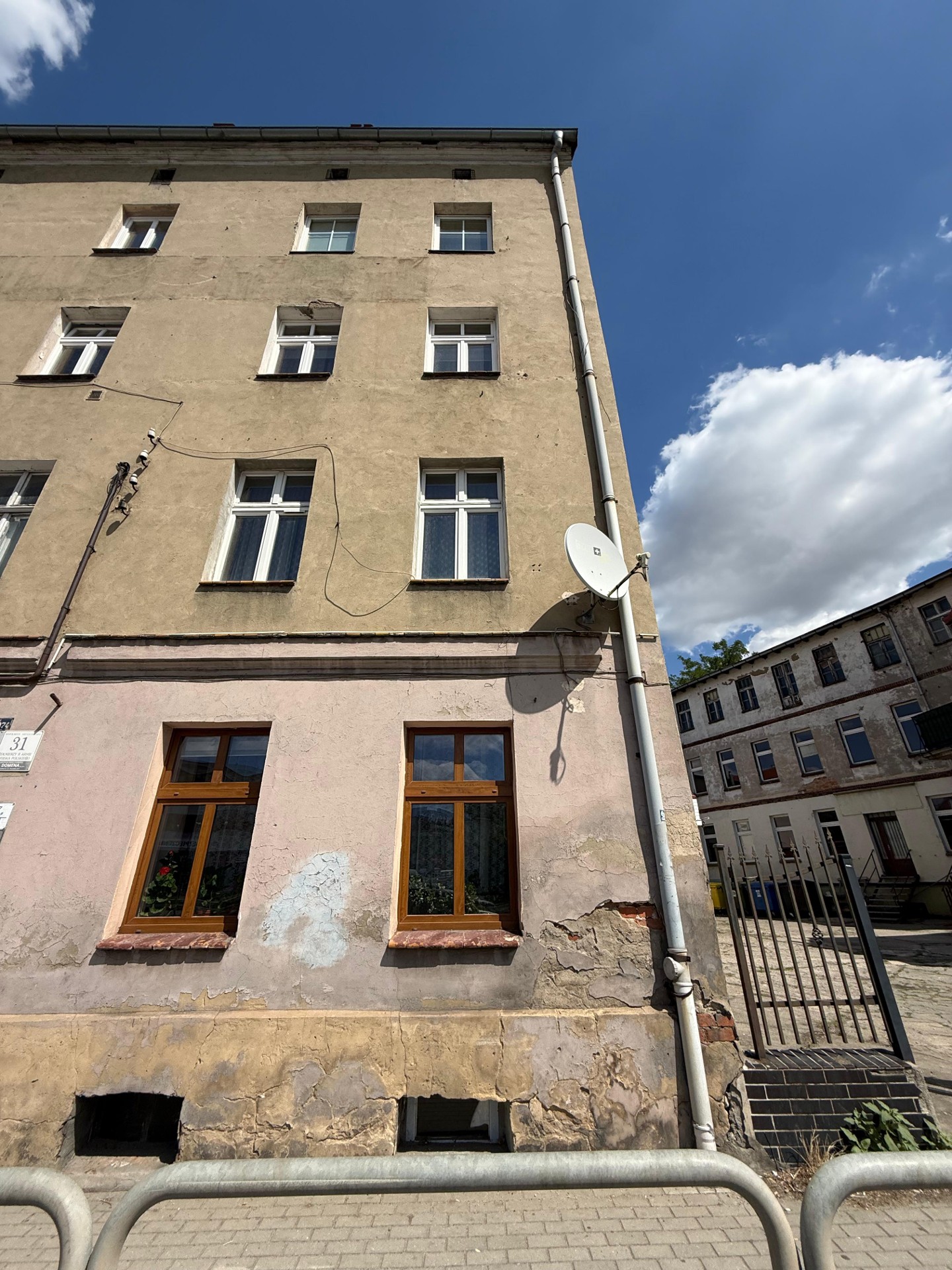 Mieszkanie w kamienicy z piwnicą do kapitalnego remontu