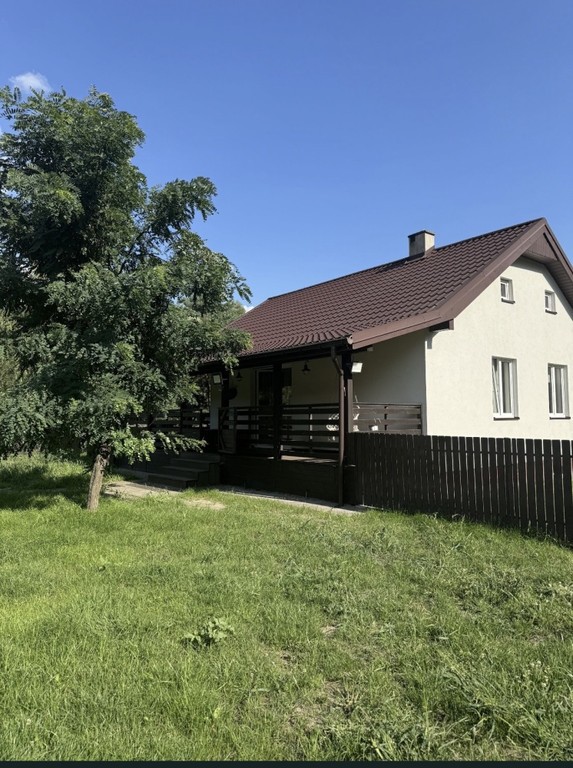 Całoroczny nieduży dom w stylu country.