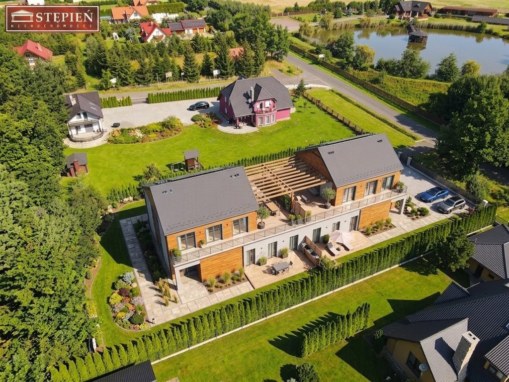 Dom w zabudowie bliźniaczej Dziwiszów.