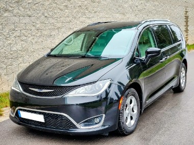 Chrysler Pacifica-1