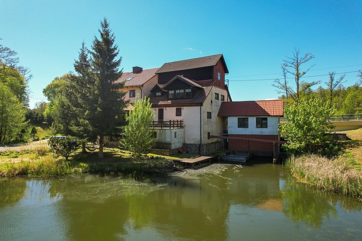 Budynek/Na wyspie/szlak Krutyni/hotelowo-restaurac