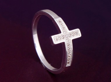 Nowy pierścionek srebrny kolor krzyż krzyżyk cyrkonie białe celebrytka-1