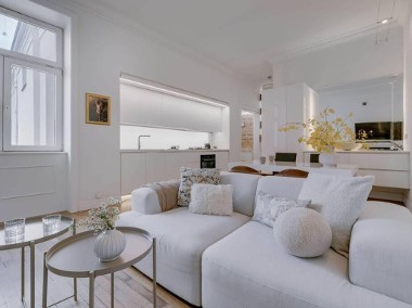 <p>Eleganckie mieszkanie w kamienicy, 3 pokoje</p>-1